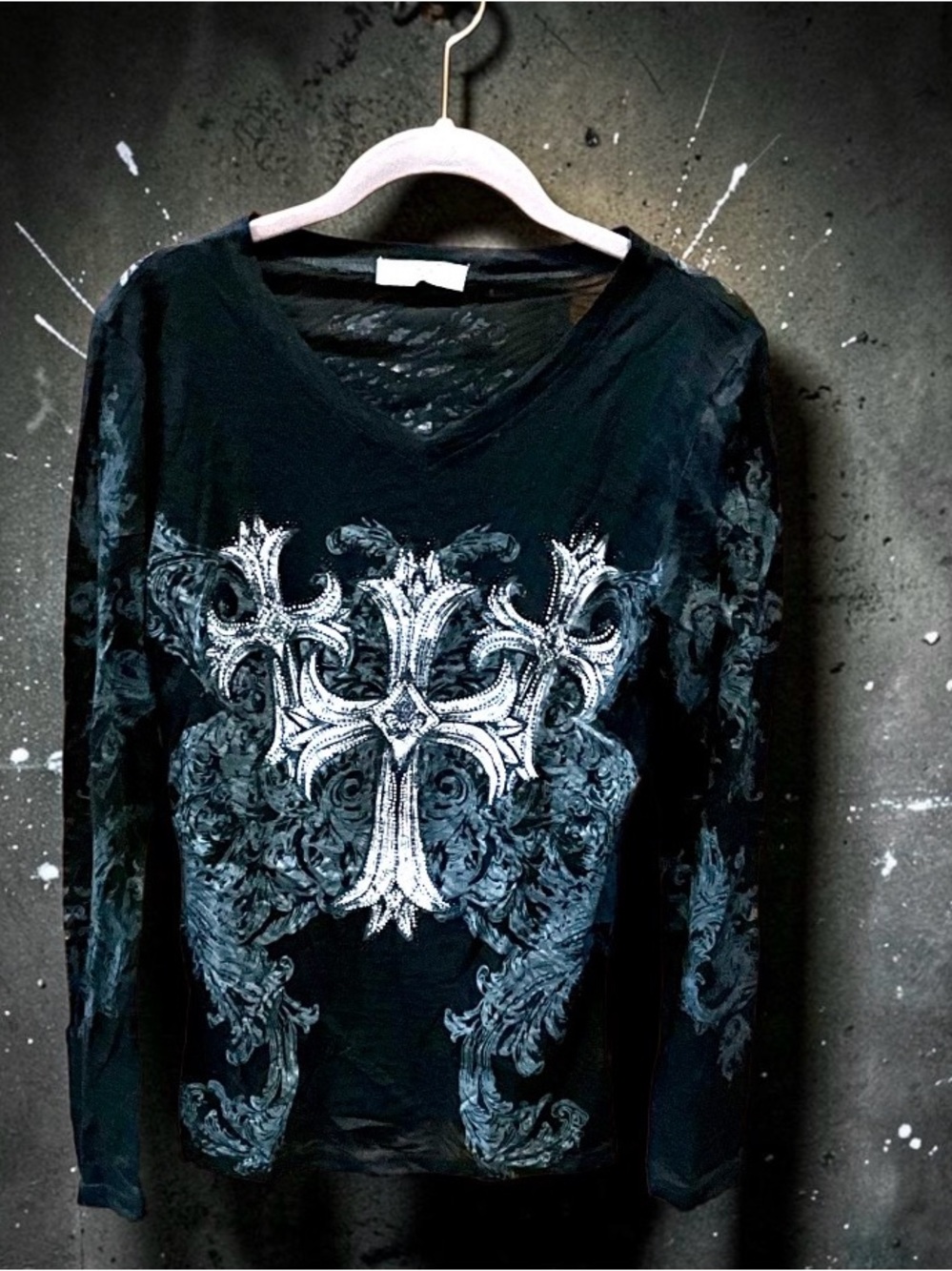 WB Atlas Black Cross Long Sleeve Pullover V Neck Tee.  Sz M/L  NWT